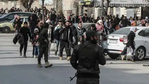 أفراد قوات الأمن وسط حي الأشرفية في حلب، سوريا