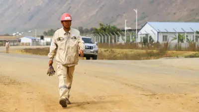 مهندس من شركة صينية في حقل كينغفيشر النفطي بأوغندا