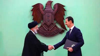 الأسد ورئيسي أثناء توقيع اتفاقيات بين النظامين