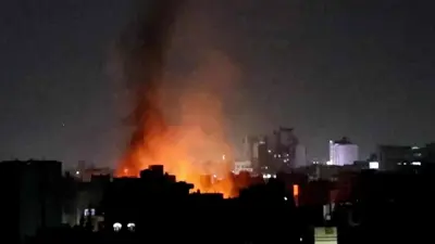 أعمدة نيران تتصاعد إثر قصف أمريكي