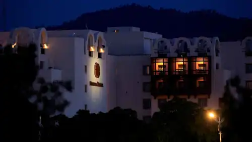 فندق "سيرينا" الذي شهد الجولة الأولى من المفاوضات