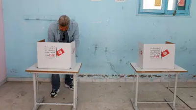 ناخب تونسي بأحد مراكز الاقتراع