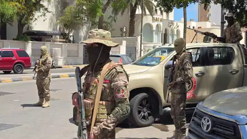 قوات الأمن تحرس نقطة تفتيش في طرابلس