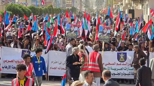 أبناء شبوة يحتشدون في ساحة الاعتصام بمدينة عتق