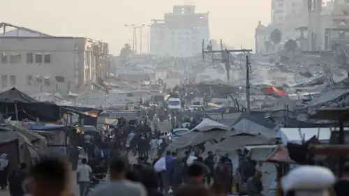 فلسطينيون يتجمعون لجمع إمدادات الإغاثة