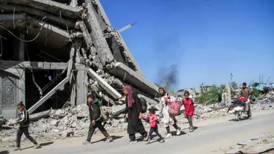 فلسطينيون يفرون من هول الهجوم الإسرائيلي في جباليا شمال غزة