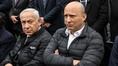 نفتالي بينيت بجانب نتنياهو