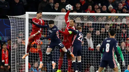 لمسة اليد على فان دايك