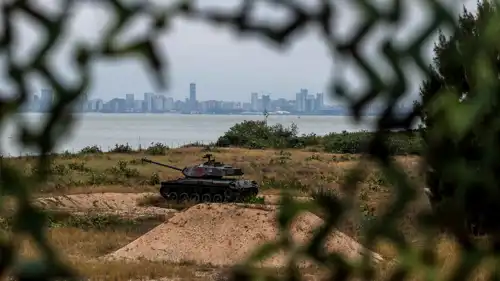 دبابة في كينمن بتايوان بينما تظهر مدينة شيامن الصينية