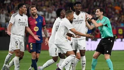 لاعبو ريال مدريد يحتجون على حكم الكلاسيكو