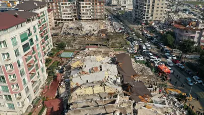 صورة جوية تظهر المباني المنهارة والمتضررة بعد زلزال تركيا