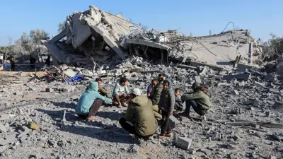 فلسطينيون يتجمعون في موقع غارة إسرائيلية 