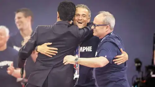 لويس إنريكي مع ناصر الخليفي ولويس كامبوس