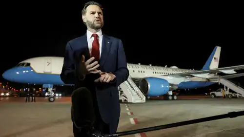 جيه دي فانس متحدثاً للصحفيين