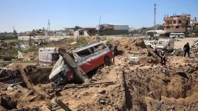 أضرار جراء غارات إسرائيلية في مخيم المغازي للاجئين وسط قطاع غزة