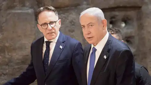 نتنياهو ورئيس مكتبه تساحي برافرمان