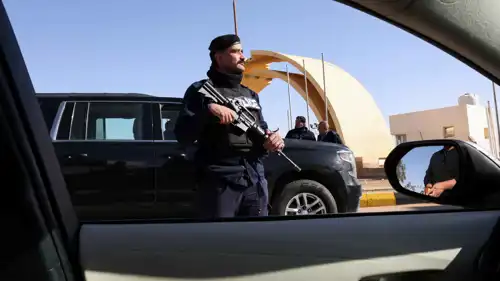 شرطي عراقي يتابع الوضع على الحدود مع الأردن