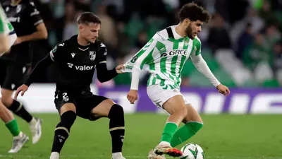 عبد الصمد الزلزولي في مباراة مع ريال بيتيس