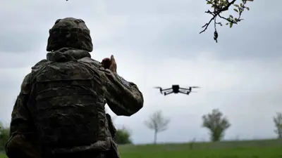 جندي أوكراني يطلق طائرة مسيرة