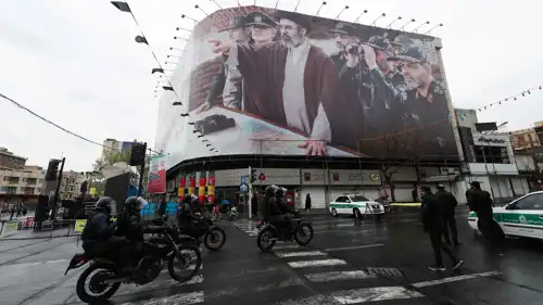صور قادة إيران على جدارية وسط طهران