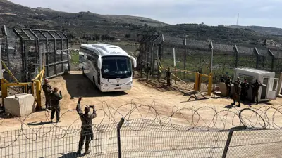 جنود إسرائيليون يوجهون حافلة تنقل وفدًا درزيًا من سوريا