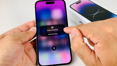 شخص بيده هاتف آيفون