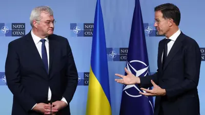 وزير خارجية أوكرانيا أندريه سيبيا وأمين عام حلف "الناتو" مارك روته