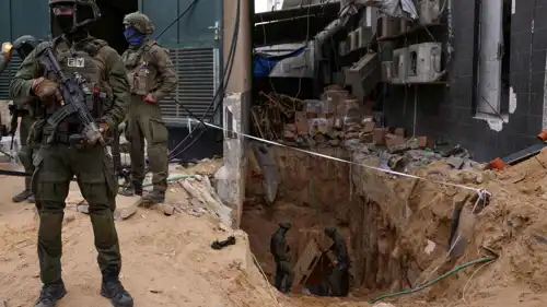 جنود إسرائيليون يقفون قرب مدخل نفق في قطاع غزة