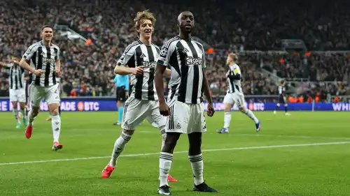 أنتوني غوردون مع لاعبي نيوكاسل