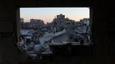 أنقاض المباني بعد حرب مدمرة في غزة