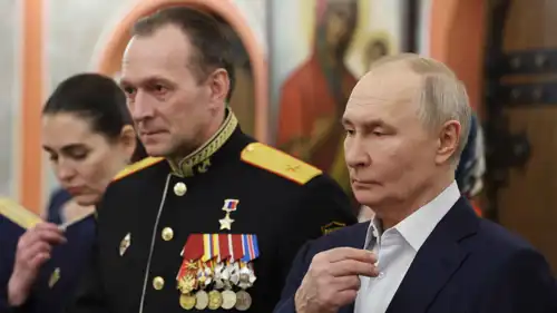 الرئيس الروسي فلاديمير بوتين رفقة أحد القادة العسكريين