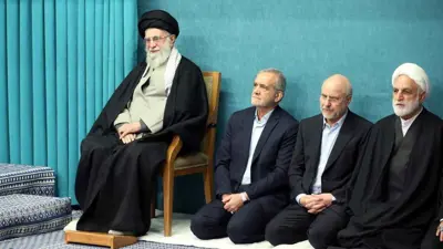 المرشد الإيراني علي خامنئي والرئيس مسعود بزشكيان ومسؤولين آخرين