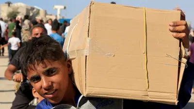 من نقطة لتوزيع المساعدات في رفح