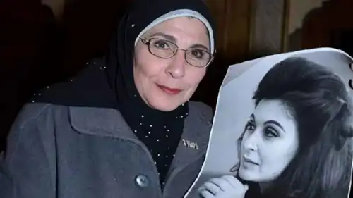 جنجاه حسني شقيقة سعاد حسني مع صورة السندريلا الراحلة