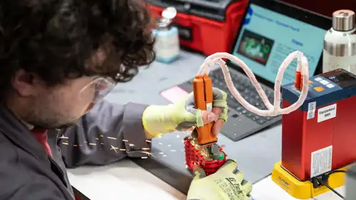 من مصنع بطاريات