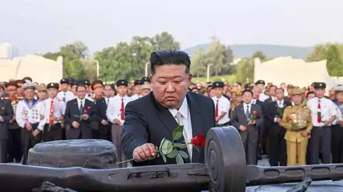 كيم جونغ أون يضع الزهور أمام برج الصداقة