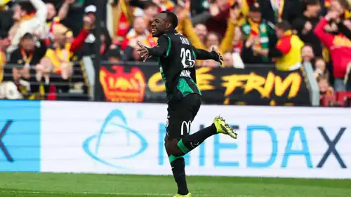 سعود عبدالحميد يحتفل بهدفه مع لانس الفرنسي