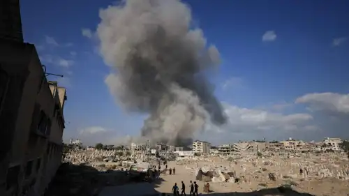 دخان يتصاعد بعد غارة إسرائيلية على غزة