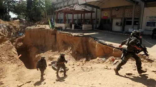 جنود إسرائيليون يعملون في الأنفاق بقطاع غزة