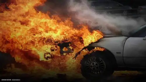 "جريمة صادمة".. فتاة عراقية تحرق سيارة والدها
