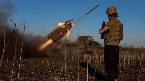 جنود أوكرانيون يطلقون صاروخا باليستيا قرب بوكروفسك