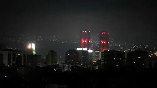 صورة ليلية لكاراكاس التُقطت بعد سلسلة انفجارات