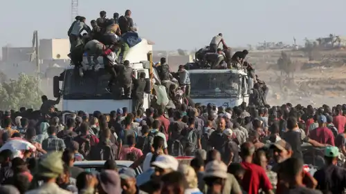 غزيون يتجمعون للحصول على مساعدات