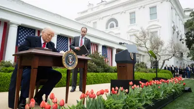 ترامب أثناء توقيع الأمر التنفيذي بفرض الرسوم الجمركية