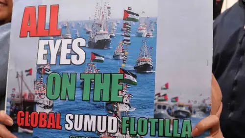 لافتة في احتجاج ضد اعتراض إسرائيل لأسطول الصمود العالمي
