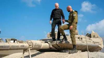 غالانت مع أحد الجنود على متن دبابة