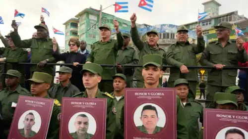 الرئيس الكوبي (الرابع من اليمين) في فعالية احتجاجية على مقتل ضباط كوبيين خلال اعتقال مادورو