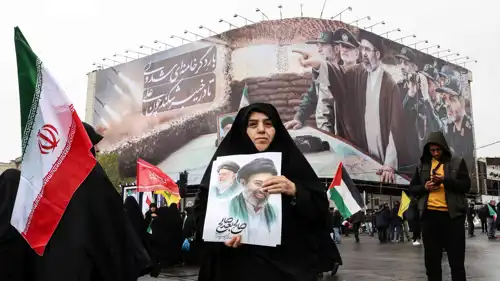 إيرانية تحمل صورة خامنئي