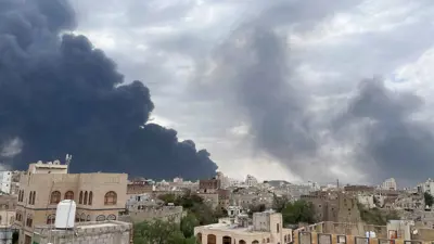 دخان ناجم عن قصف إسرائيلي على صنعاء