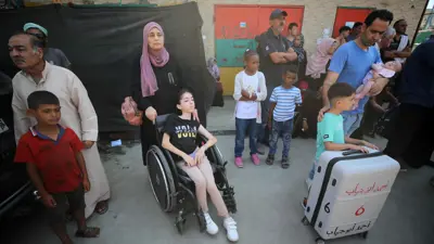 مرضى غزيون ينتظرون الإجلاء للحصول على علاج